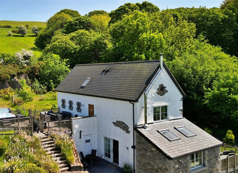 The Gable House, Conwy has a hot tub