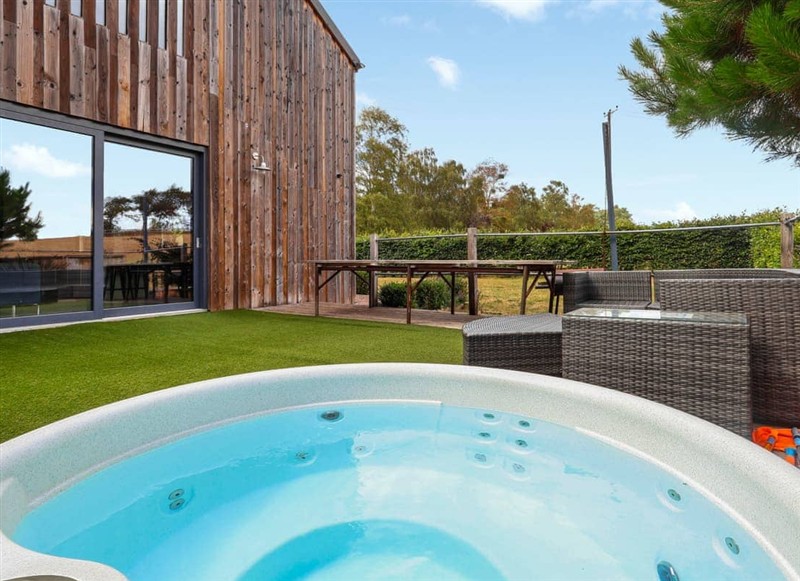 The Grain Dryer, Gloucester has a hot tub