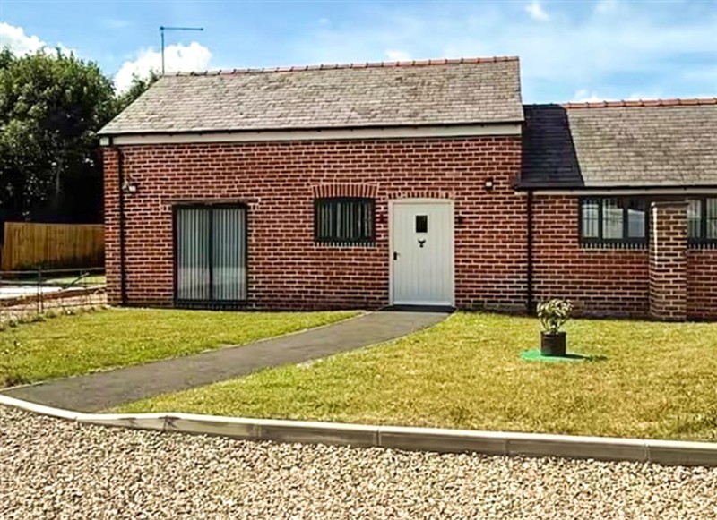 The Hayloft, Mold and the Clwydian Range has a hot tub