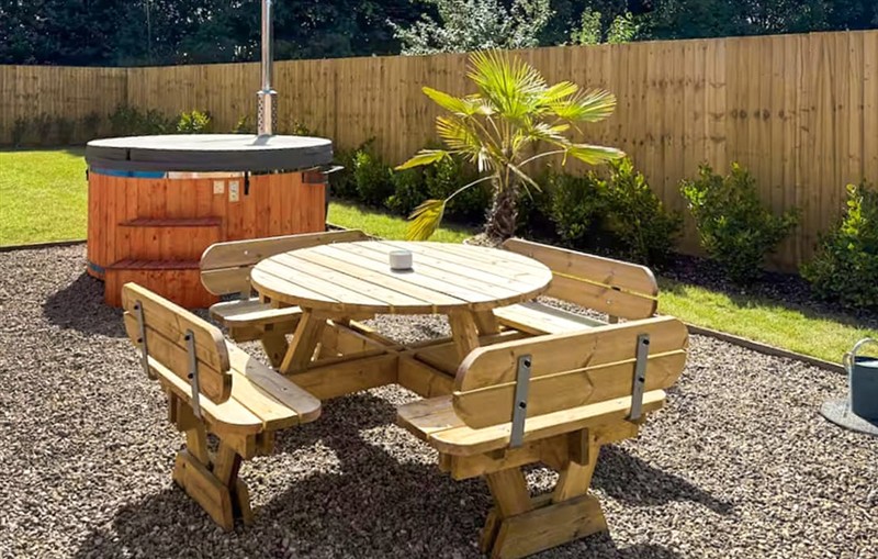 The Hayloft, Mold and the Clwydian Range sleeps 6 people