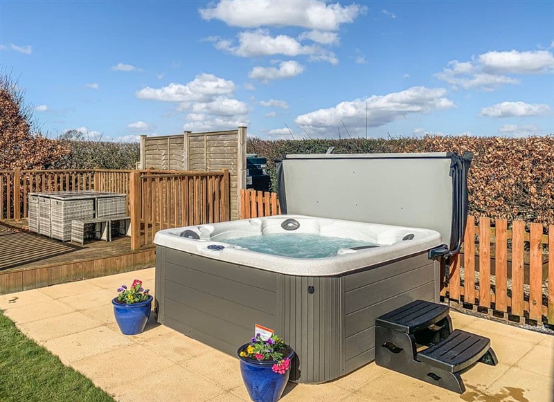 The Lodge, Kelso has a hot tub