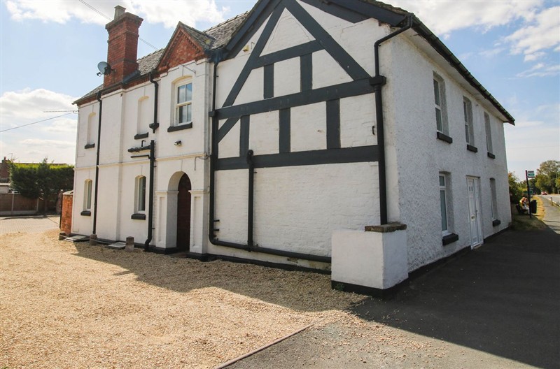 The Lodge, Shawbury, Shropshire sleeps 18 people