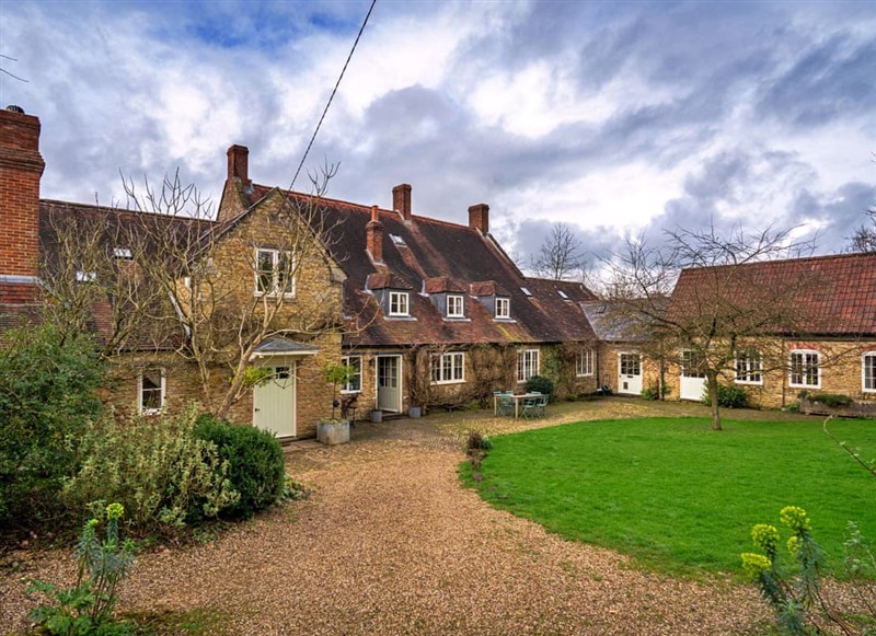 The Moorfield Lodge, Frome has a hot tub