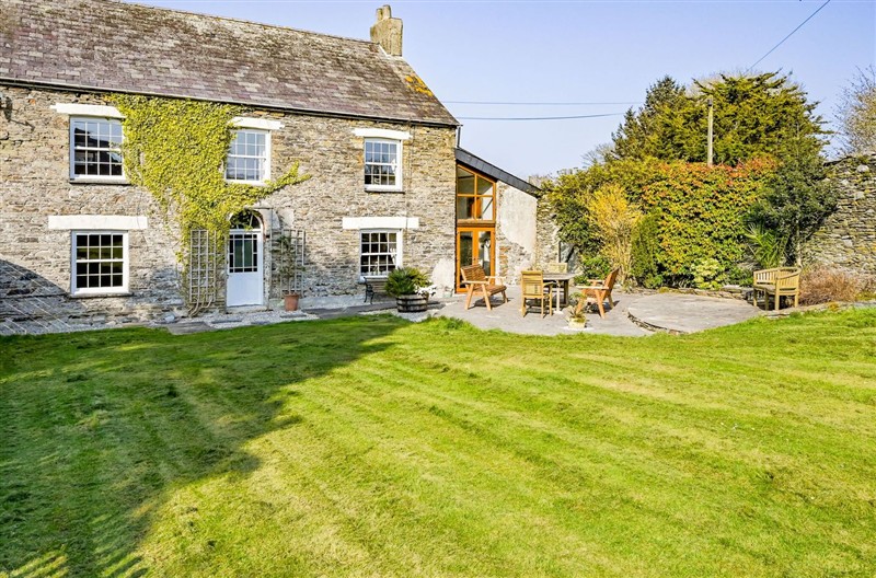 The Old Farmhouse, near Pelynt, Cornwall sleeps 12 people