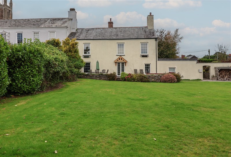 The Old Manor House, Lifton, Devon sleeps 12 people