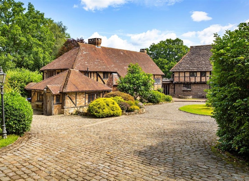 The Orchard Loft, Crawley Down has a hot tub