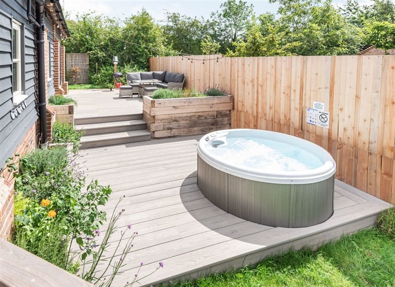 The Osiers- Silhouette’s Stable, Chichester has a hot tub