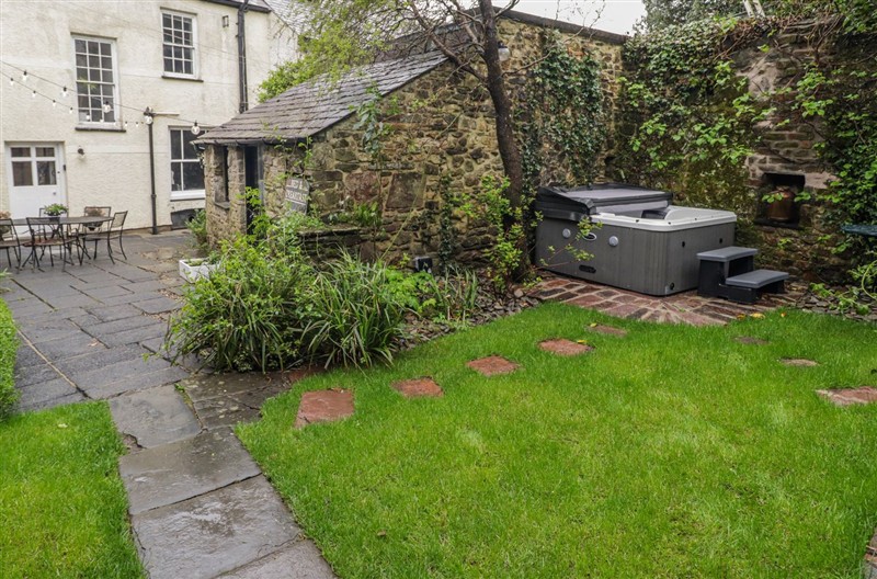 The Secret Garden, Narberth, Pembrokeshire sleeps 10 people