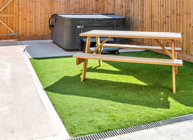 The Smithy Cottage, Little Rissington has a hot tub