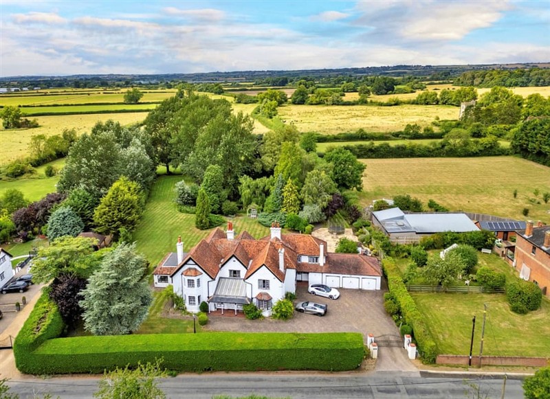 The Stable Cottage, Puttenham has a hot tub