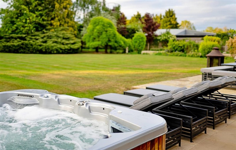 The Stable Cottage, Puttenham sleeps 16 people