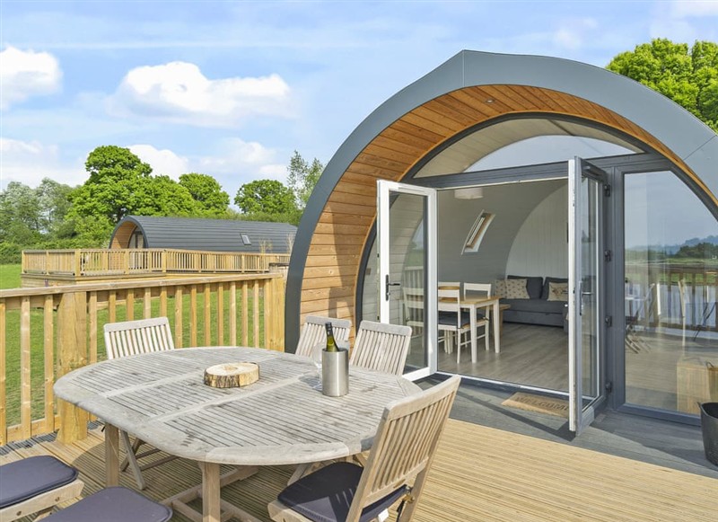 The Water’s Edge Cottage, Hertford has a hot tub