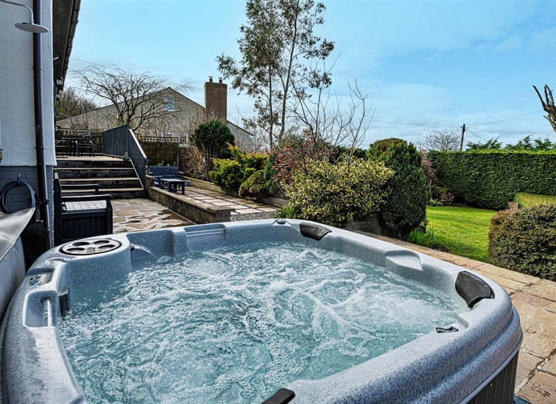 Thistle Bank, Rhyl and Prestatyn has a hot tub