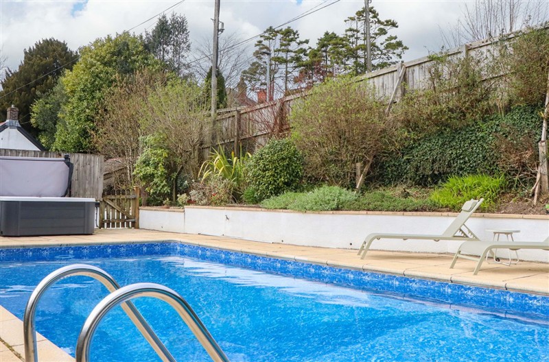 Town Farm Cottage, Barnstaple, Devon sleeps 8 people