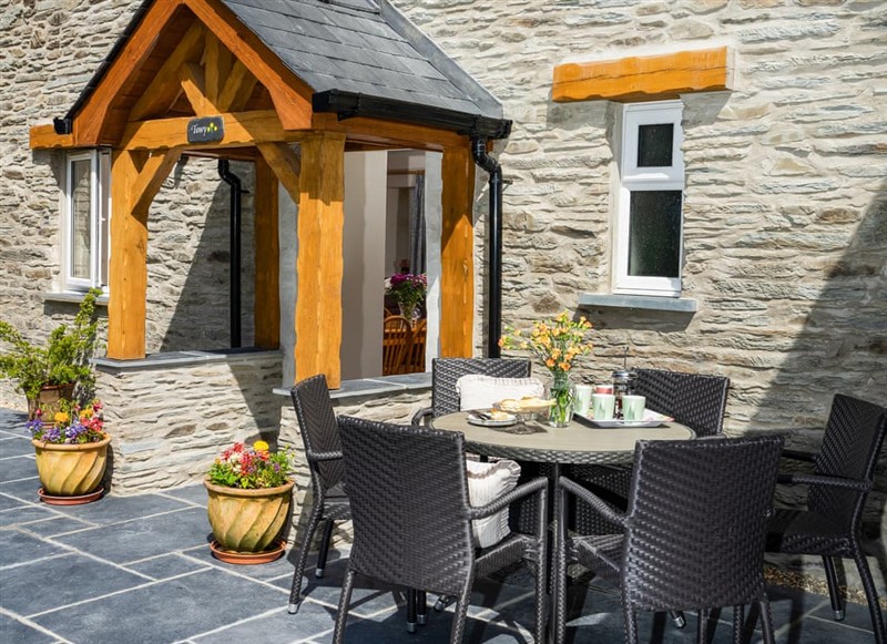 Towy Cottage, Ponthirwaun has a hot tub