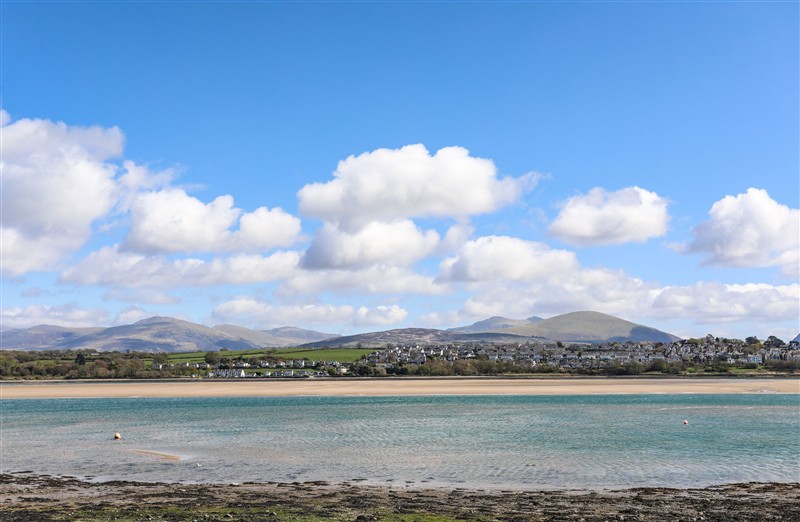 Trigfa, Brynsiencyn near Llanfairpwllgwyngyll, Ynys Môn / Isle of Anglesey has a hot tub