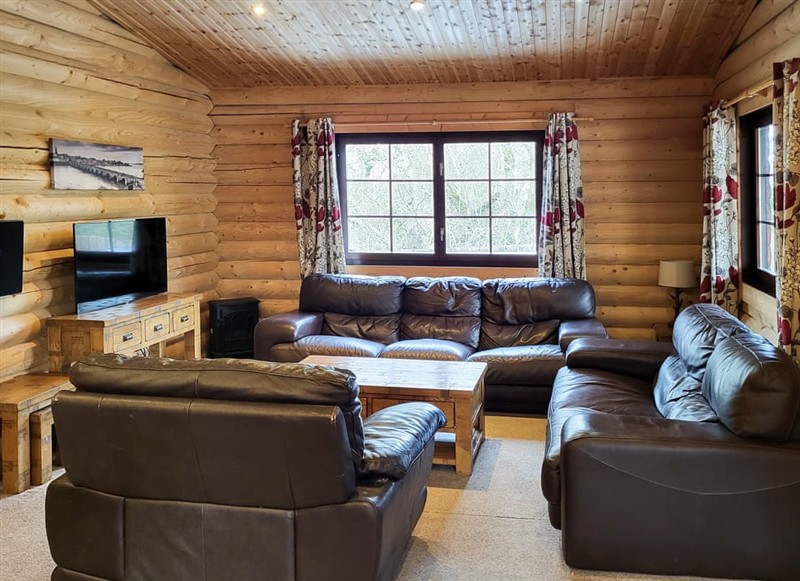 Tweed Log Cabin, Felton, near Morpeth has a hot tub