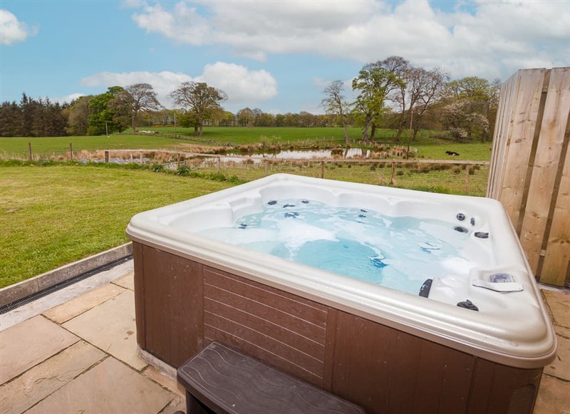 Two Eden Cottage, Linlithgow has a hot tub