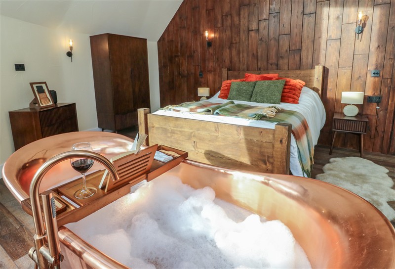 Ty Crwn - The Roundhouse, Near Lampeter, Ceredigion sleeps 2 people