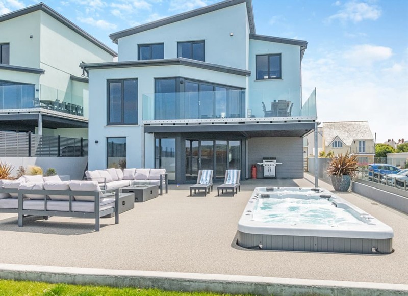 Ty Mor, Gwbert, near Cardigan has a hot tub