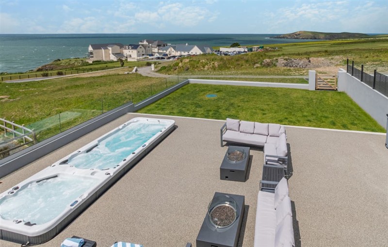 Ty Mor, Gwbert, near Cardigan sleeps 15 people