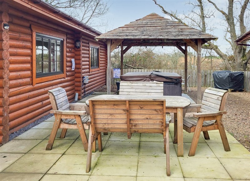 Tyne Log Cabin, Felton, near Morpeth has a hot tub