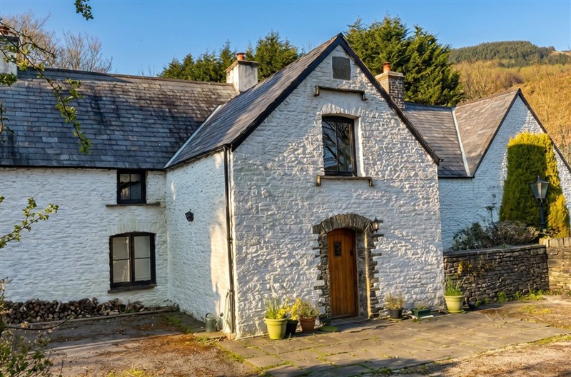 Tynewydd Farmhouse, Tynewydd, Rhondda Cynon Taf sleeps 12 people