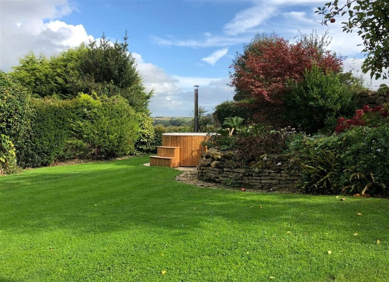 Velvetmoor Cottage, Chard has a hot tub