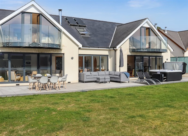 Waters Edge, Burton, near Milford Haven has a hot tub