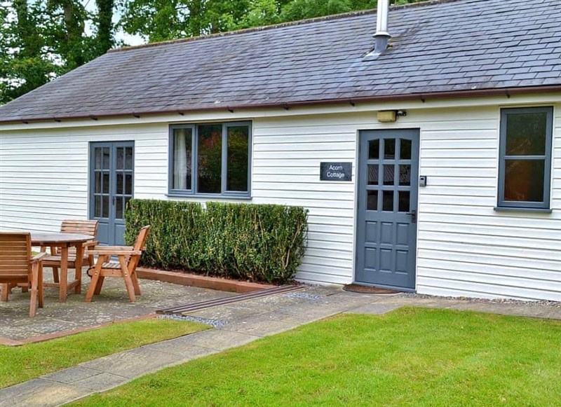 Whispering Pines Little Dunley, Bovey Tracey has a hot tub