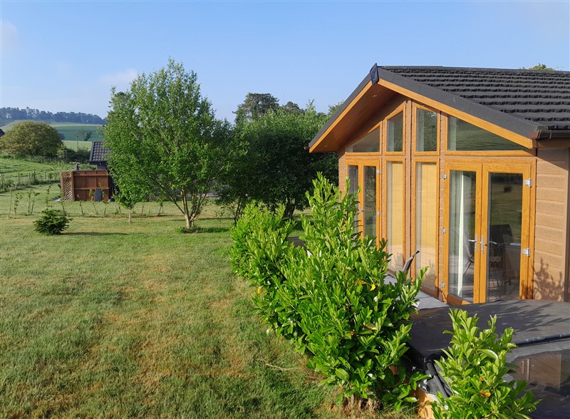 Whitey Top Country Lodge, Pentridge near Sixpenny Handley, Dorset has a hot tub