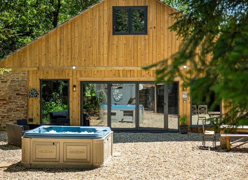 Willis Barn, Iron Acton has a hot tub
