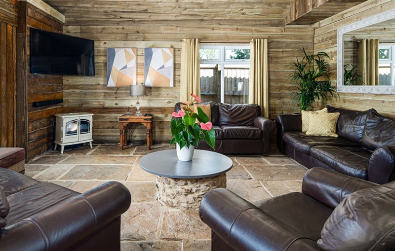 Willis Barn, Iron Acton sleeps 20 people