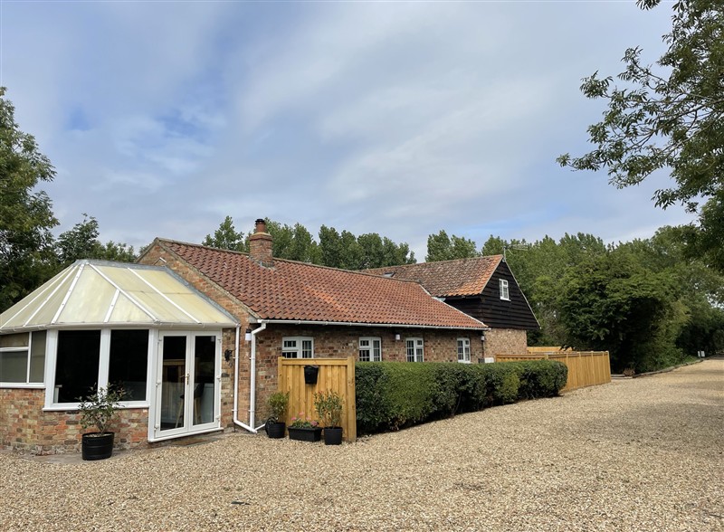Wood Farm Cottage, Stickney near East Kirkby, Lincolnshire has a hot tub
