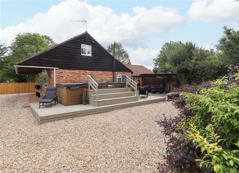 Wood Farm Cottage, Stickney near East Kirkby, Lincolnshire sleeps 8 people
