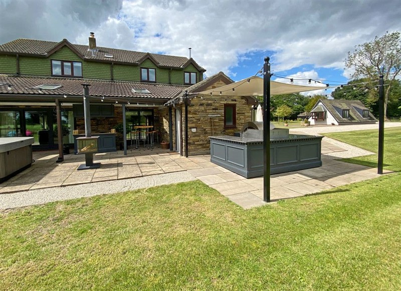 Woodland Lodge, Bishopsoil, near Goole has a hot tub