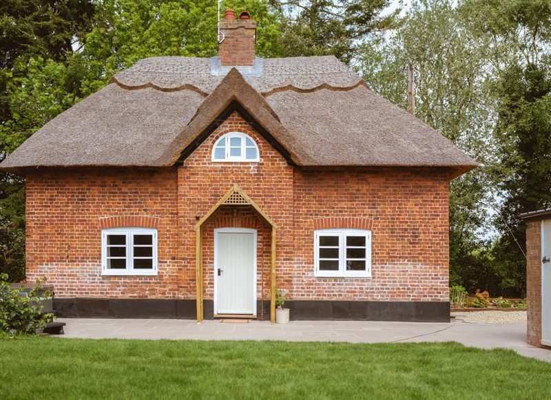 Worstead Estate - Swann Cottage, Smallburgh, near North Walsham has a hot tub