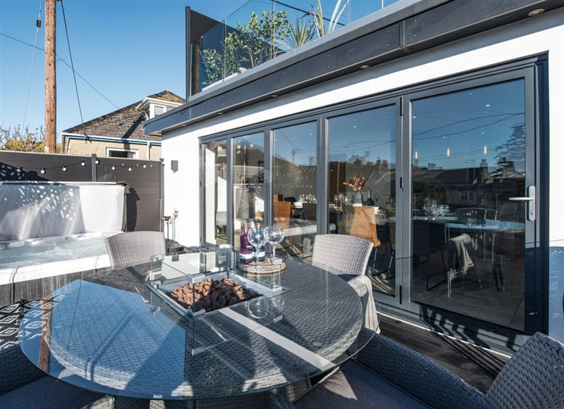 Wren View, Porthleven has a hot tub