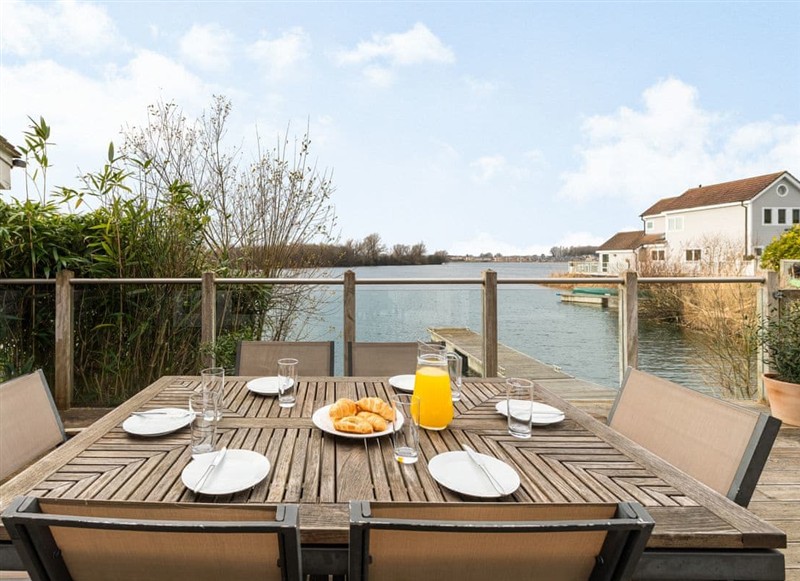 Wrens Lake House, South Cerney, Cotswolds near Cirencester has a hot tub