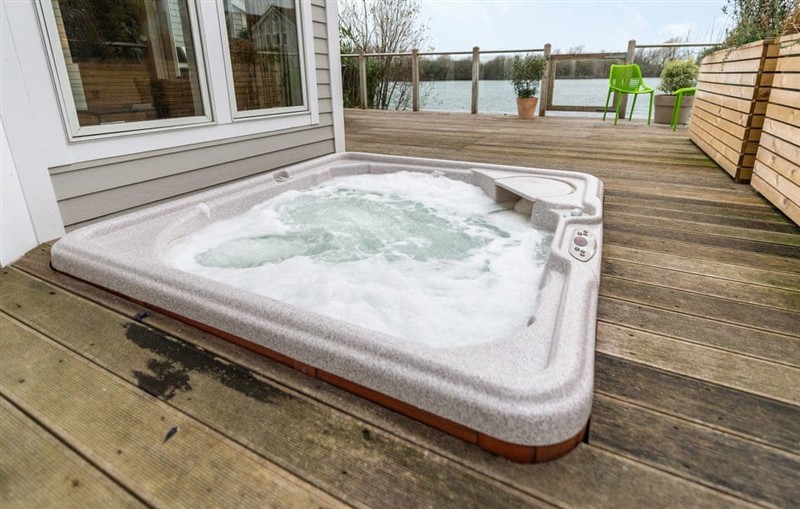 Wrens Lake House, South Cerney, Cotswolds near Cirencester sleeps 6 people