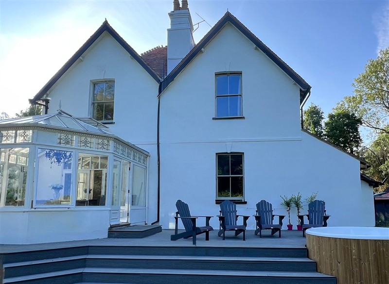 Your Country House, Aldermaston Wharf, Berkshire has a hot tub