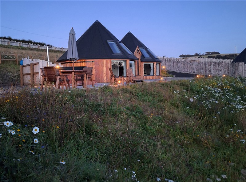 Yr Awen - Inspiration, Near Lampeter, Ceredigion has a hot tub